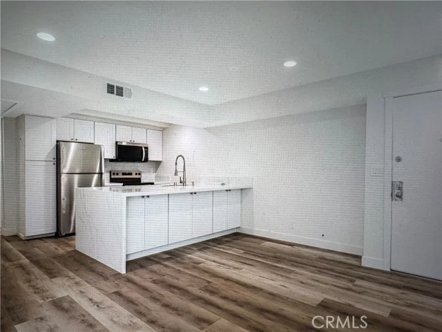750 N Kings #105 photo 2