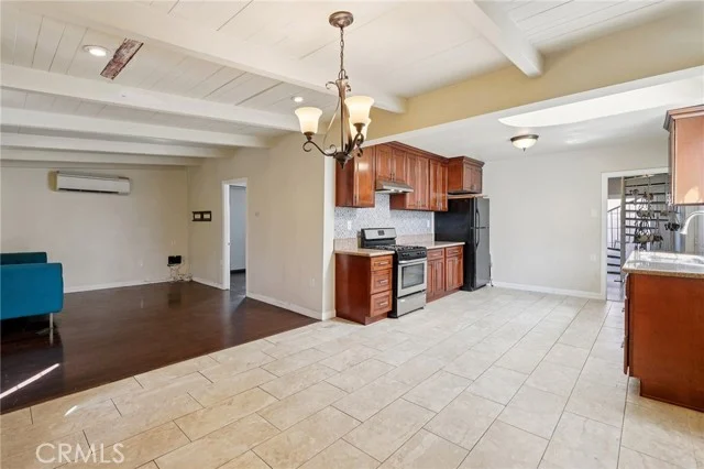 1211 E Leigh Court photo 3