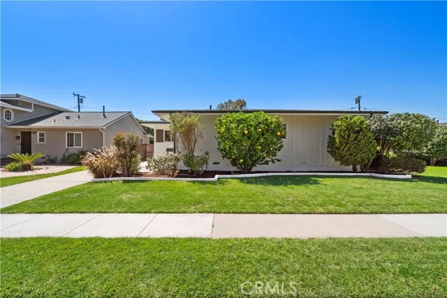 2929 N Studebaker photo 2