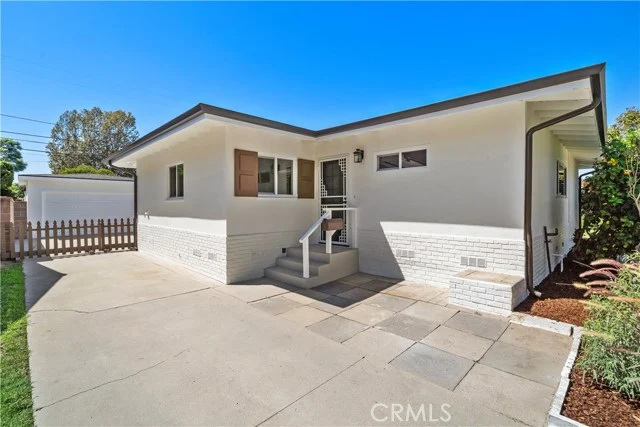 2929 N Studebaker photo 3