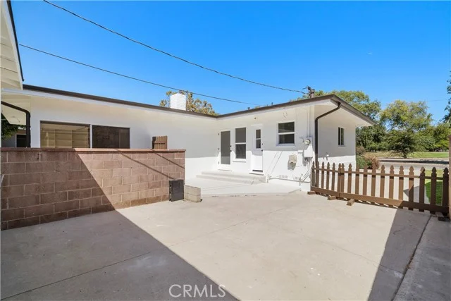 2929 N Studebaker photo 4