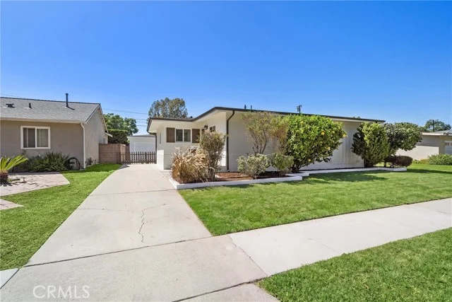 2929 N Studebaker photo 5