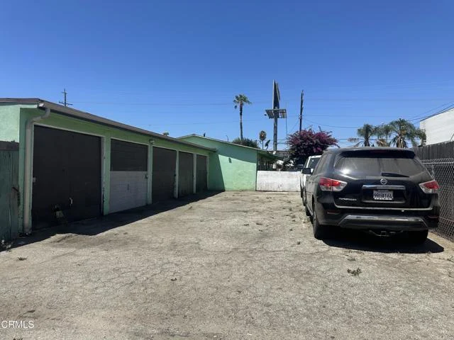1052 N Wilmington Boulevard photo 4