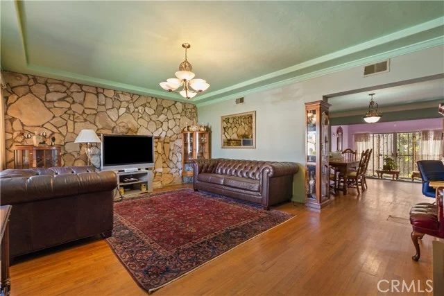 3959 S Bronson Ave photo 5