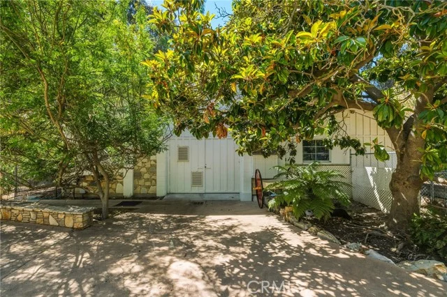 14 Johns Canyon Road photo 3