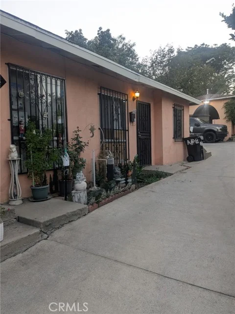 1651 Tremont photo 2
