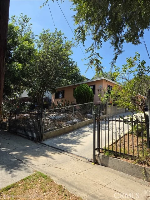 1651 Tremont photo 4