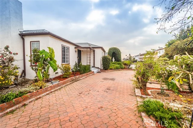 870 N Alexandria Avenue photo 4