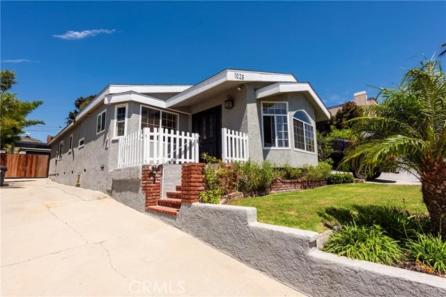 1029 Avenue A photo 2