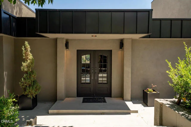 3250 Coldwater Canyon Avenue photo 2