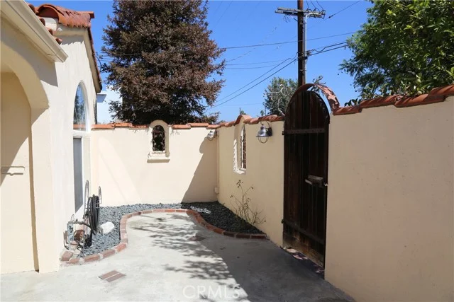 5315 Riverton Avenue photo 2