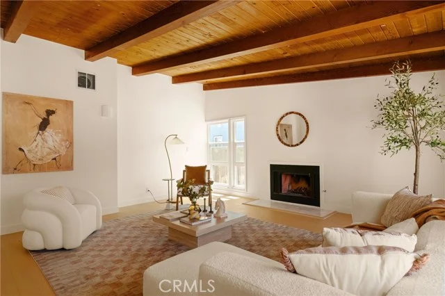 6246 Fallbrook photo 3