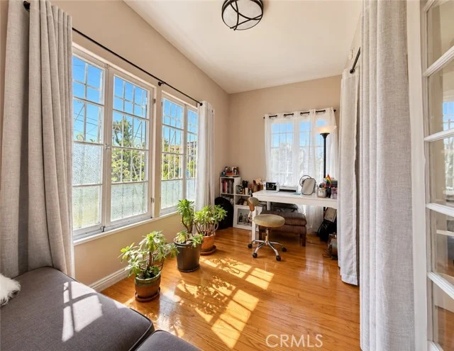 1347 N Mansfield photo 2
