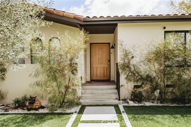 642 N Cahuenga photo 2