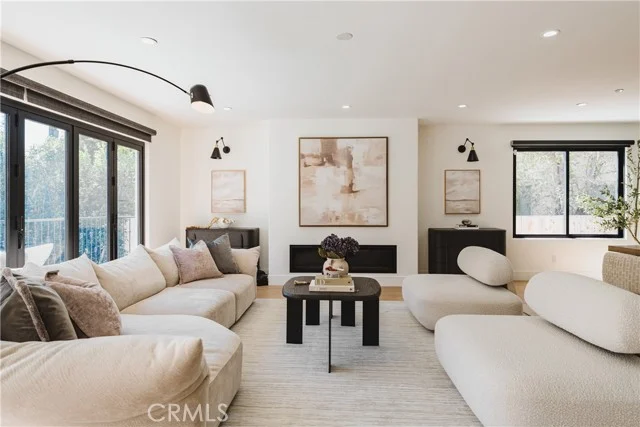 642 N Cahuenga photo 4