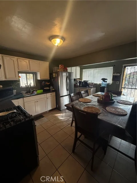 1832 E 108th photo 3