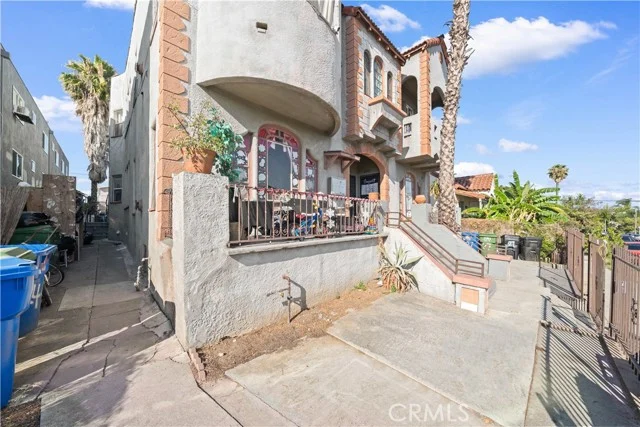 2441 Fairmount photo 2