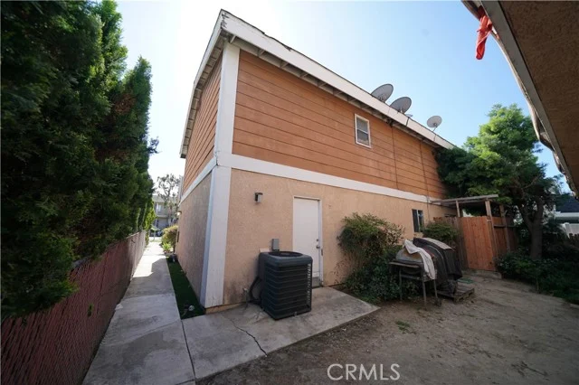 1735 Orizaba Avenue photo 4