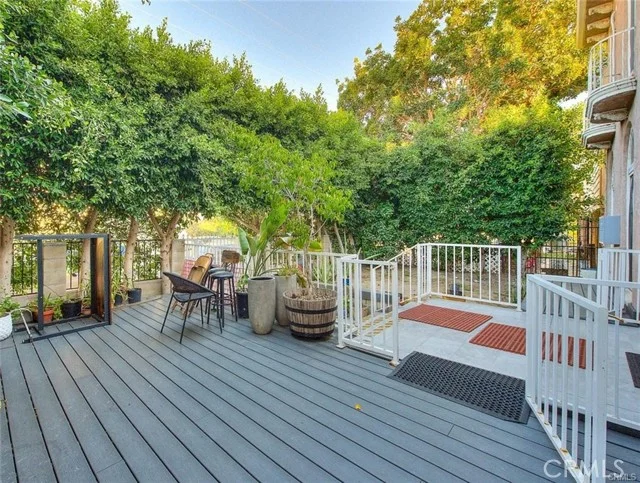 335 N Mariposa Avenue photo 3