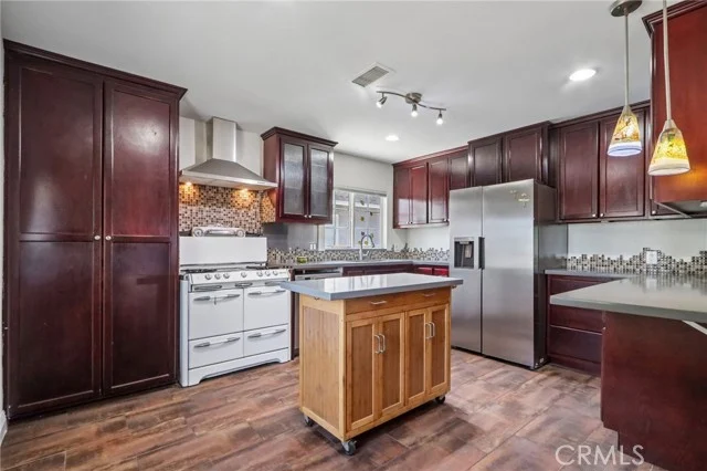 1534 W 213th photo 2