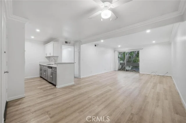 18620 Hatteras Street #206, Tarzana