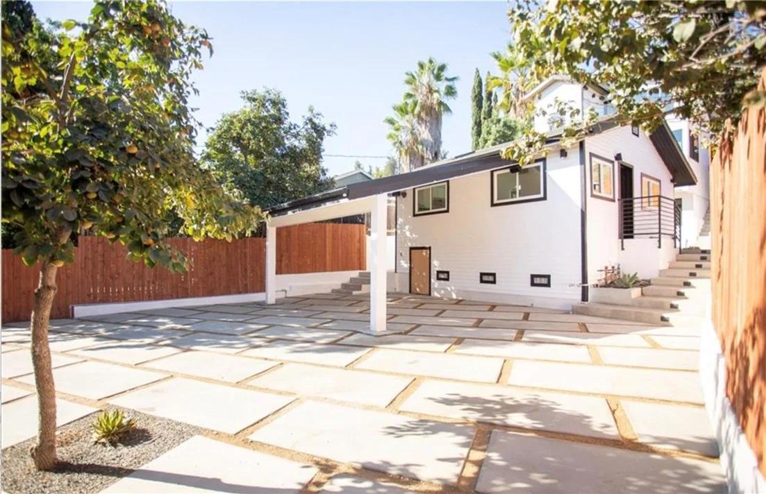 2290 Riverside Drive photo 1