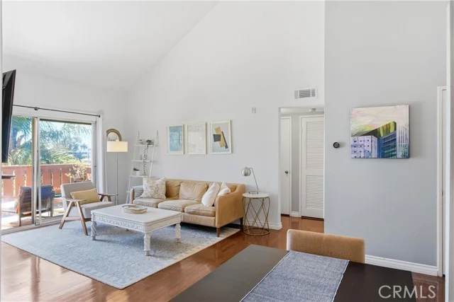 384 Redondo Avenue #401 photo 4