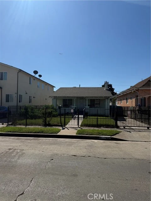 426 E 83rd photo 2
