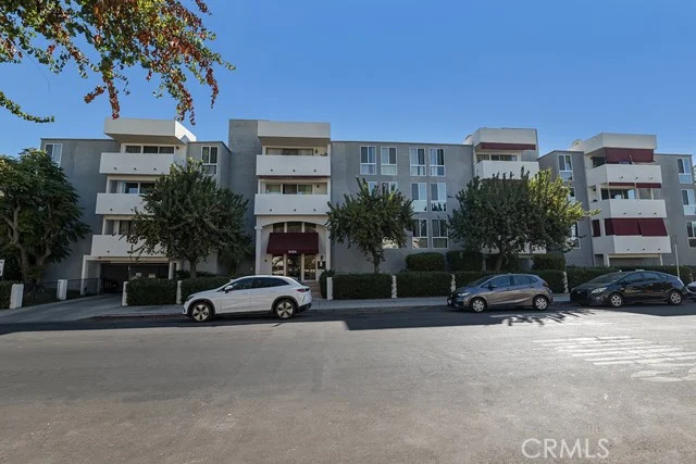 5454 Zelzah Avenue #204 photo 4