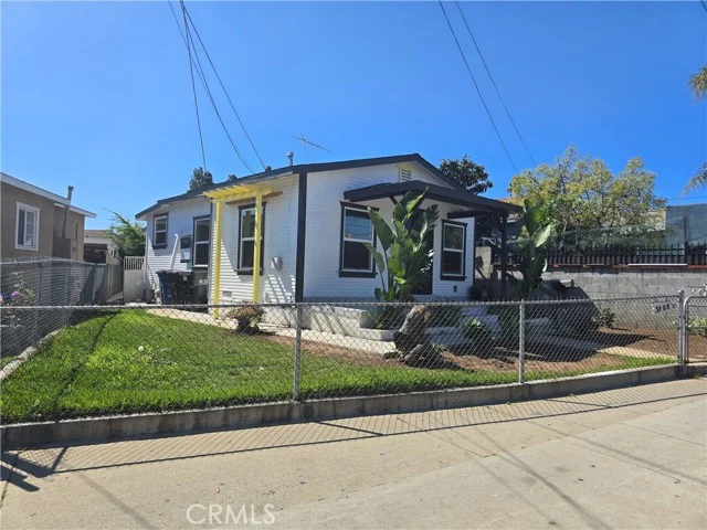 3868 E 1st photo 4