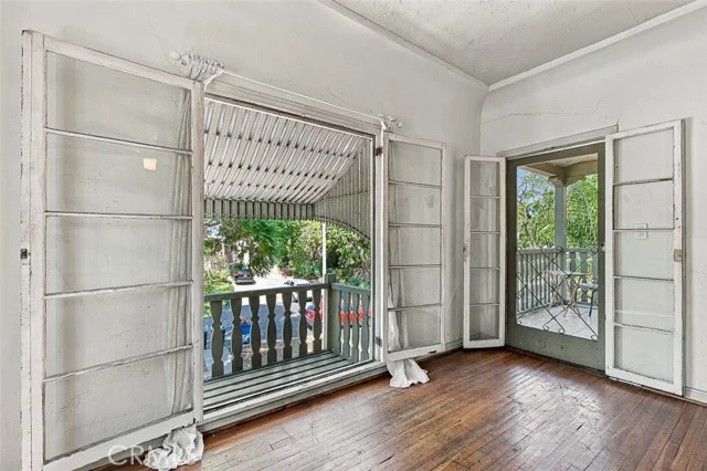 1118 S Sycamore photo 4