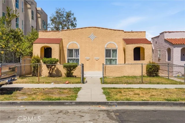 8701 Menlo, Los Angeles