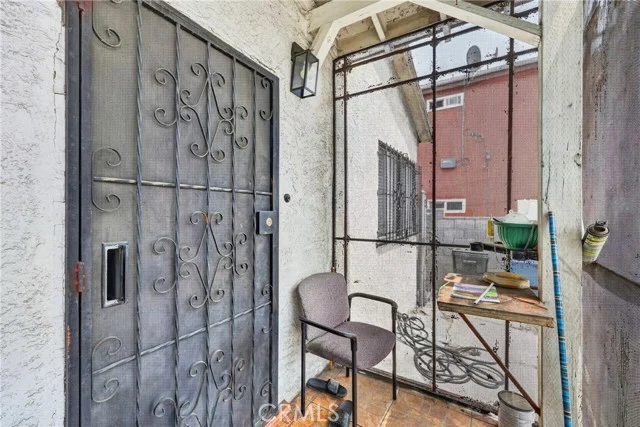 1523 E Vernon photo 3