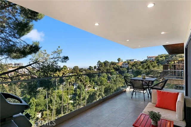 8960 Crescent Drive, Los Angeles