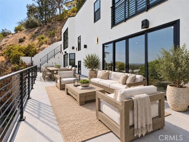 8633 Hollywood photo 3