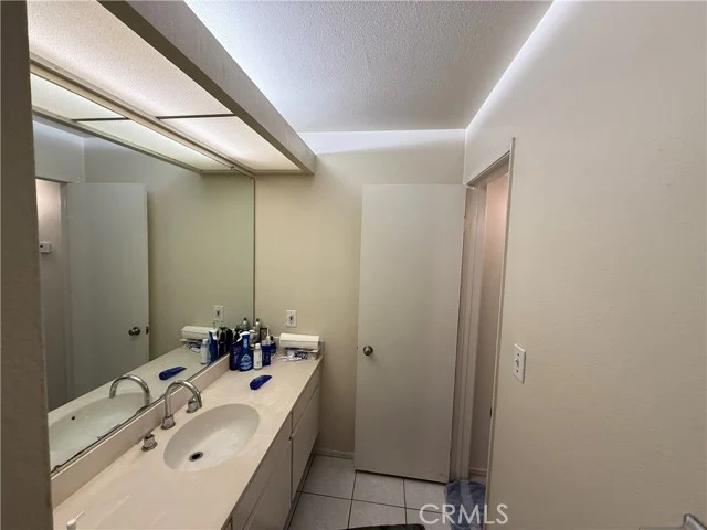 576 N Bellflower photo 2