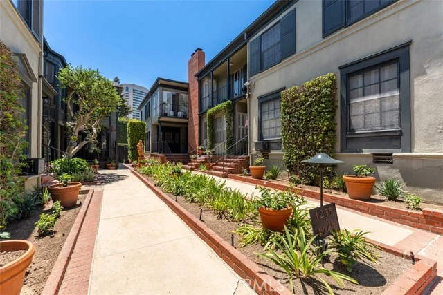 1235 S Beverly Glen Boulevard photo 4