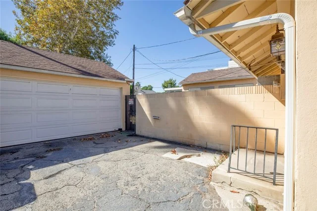 12922 Addison photo 3