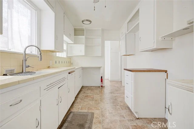 12922 Addison photo 5