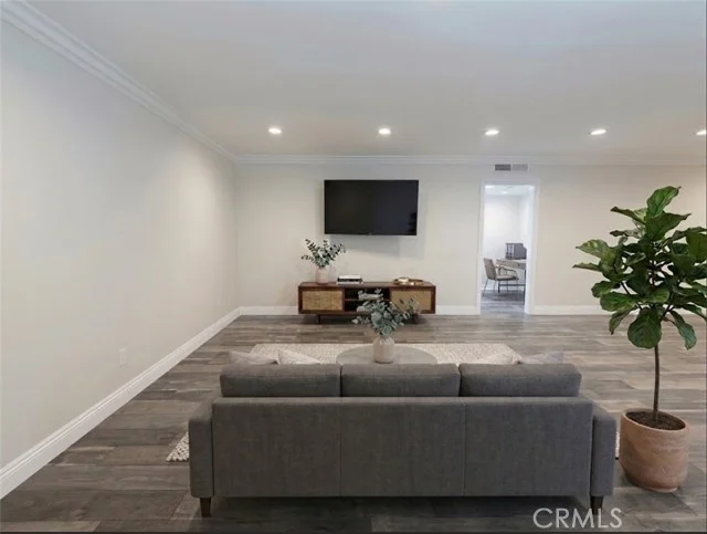 5354 Lindley #204 photo 2