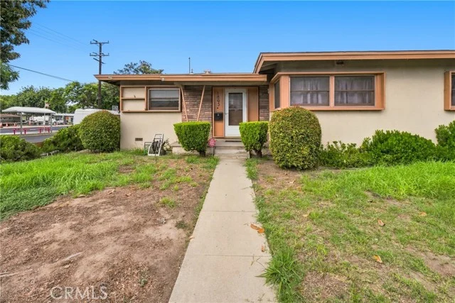 1803 N Studebaker photo 3