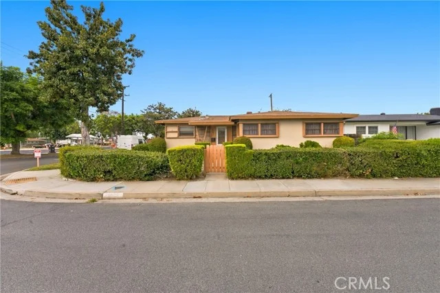 1803 N Studebaker photo 4