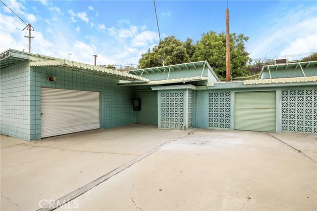 335 E Beach Avenue photo 5
