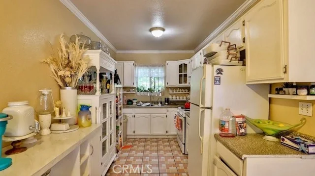 6414 S Hoover Street photo 3