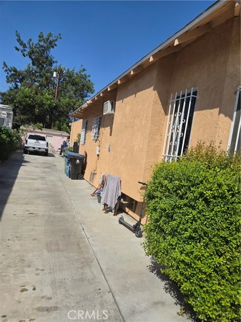 907 E 50th photo 4