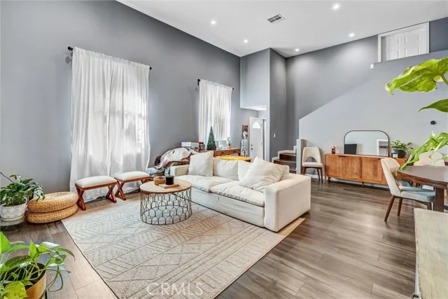 15012 Wyandotte, Los Angeles