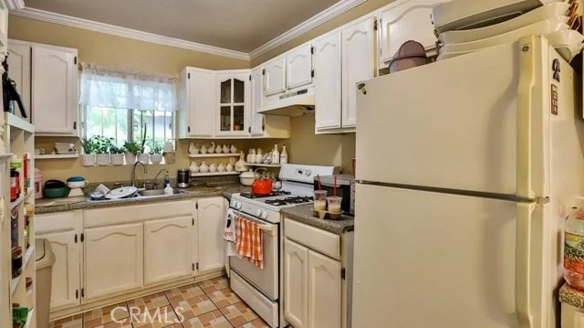6414 S Hoover Street photo 3