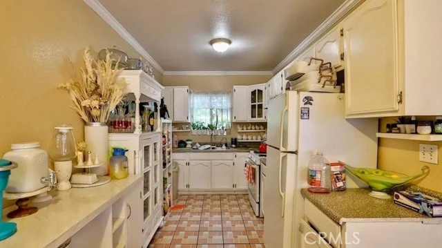 6414 S Hoover Street photo 4