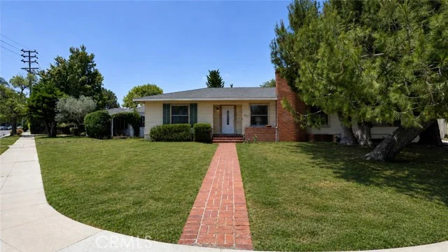 10207 Camarillo Street, Toluca Lake