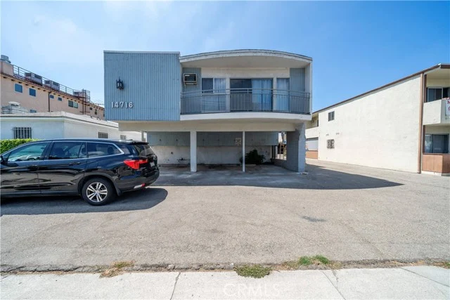 14716 Magnolia Boulevard photo 2